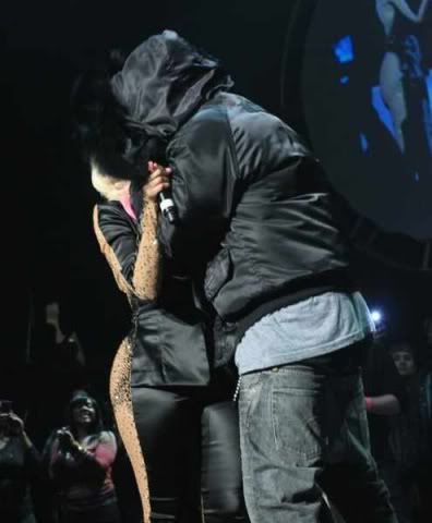 nicki minaj and drake kiss. 2011 Nicki Minaj Kiss Drake.