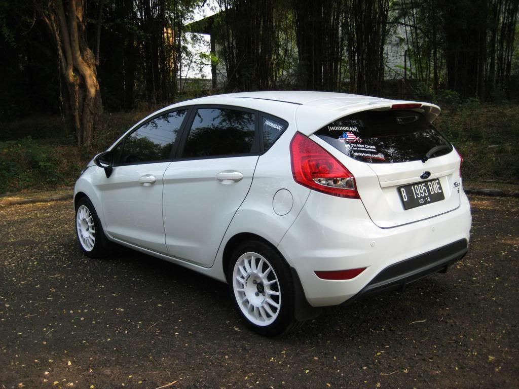 Fiesta Putih Gak Jelas