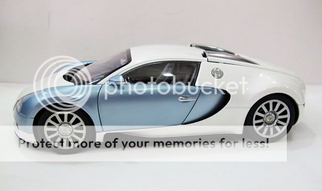 18 AUTOART,BUGATTI EB 16.4 VEYRON,WHITE & LIGHT BLUE  