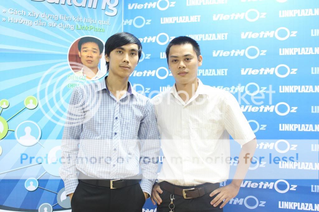 Học viên VietMoz - Hoàng Huy chụp ảnh lưu niệm cùng Mr.Lê Nam