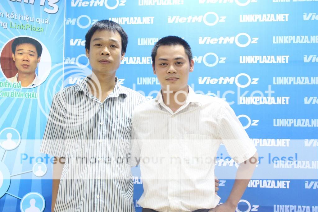 SEOer Luattriminh Hoàng Huy chụp ảnh cùng diễn giả Chu Đình Châu