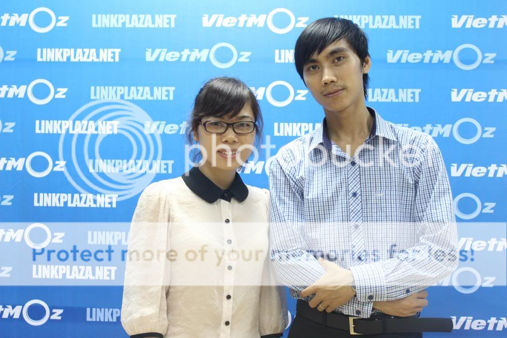 Mr.Lê Nam tranh thủ chụp ảnh cùng bạn nữ SEOer xinh đẹp