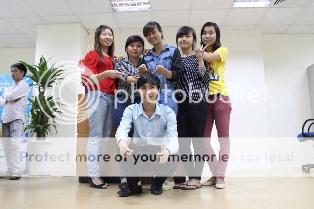 CEO VietMoz Chụp ảnh kỷ niệm cùng các bạn học viên nữ