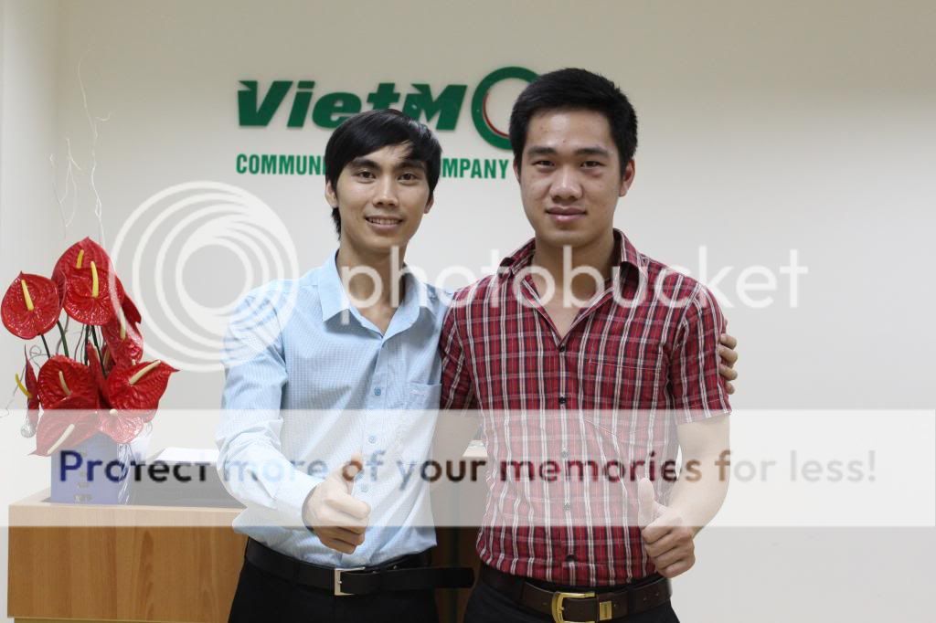 học viên Chung Trần và Mr.Lê Nam chụp ảnh kỷ niệm